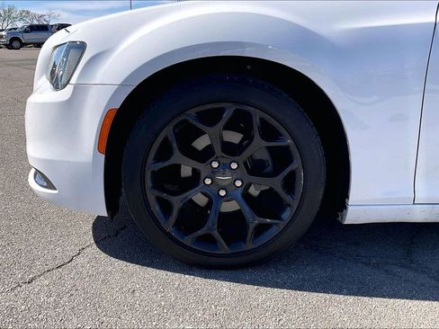 Used 2019 Chrysler 300 Touring w/ Sport Appearance Package image 7