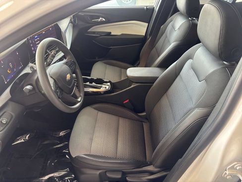 Used 2025 Chevrolet Trax LT FWD image 27