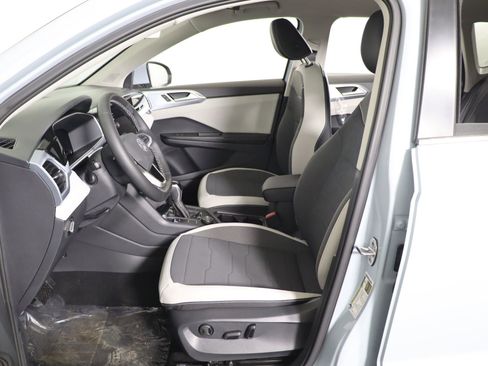 Used 2025 Volkswagen Taos SE image 29