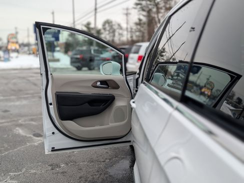 Used 2018 Chrysler Pacifica Touring-L image 32