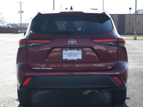 Used 2023 Toyota Highlander LE image 3