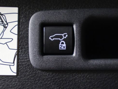 Used 2023 Toyota Sienna XLE image 18