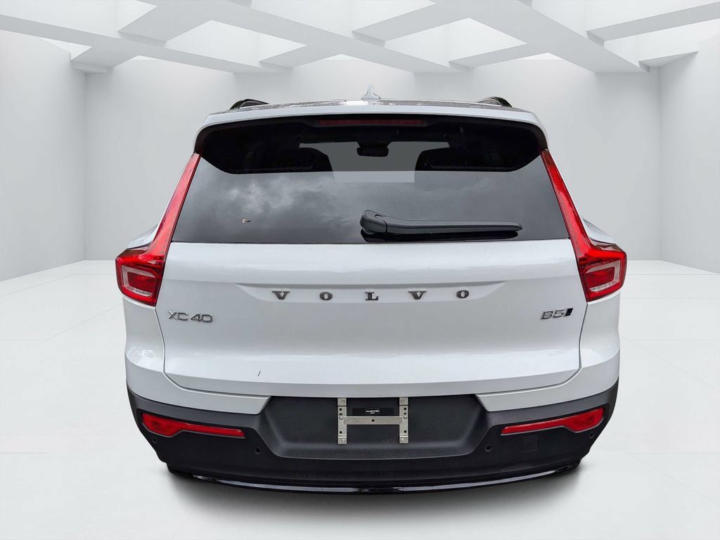 Certified 2026 Volvo XC40 B5 Plus AWD/4WD image 4