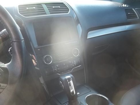 Used 2018 Ford Explorer XLT w/ Equipment Group 202A image 7