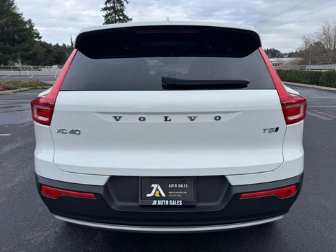 Used 2020 Volvo XC40 T5 Momentum w/ Protection Package Premier image 9