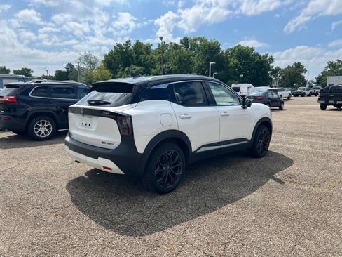 Used 2025 Nissan Kicks SR w/ SR Premium Package AWD/4WD image 3