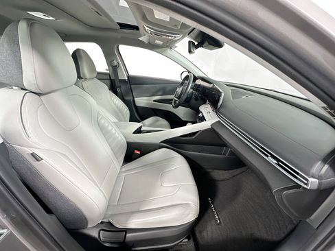 Used 2023 Hyundai Elantra Limited image 29