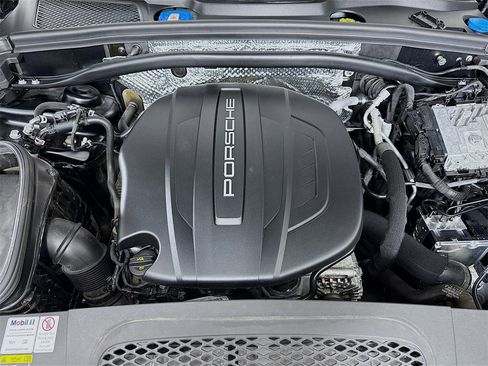 Used 2021 Porsche Macan image 32