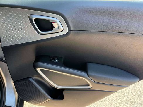 Used 2025 Kia Soul LX w/ LX Technology Package FWD image 8