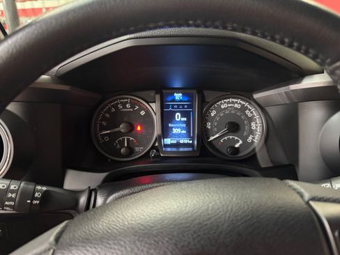 Certified 2023 Toyota Tacoma TRD Off-Road AWD/4WD image 10