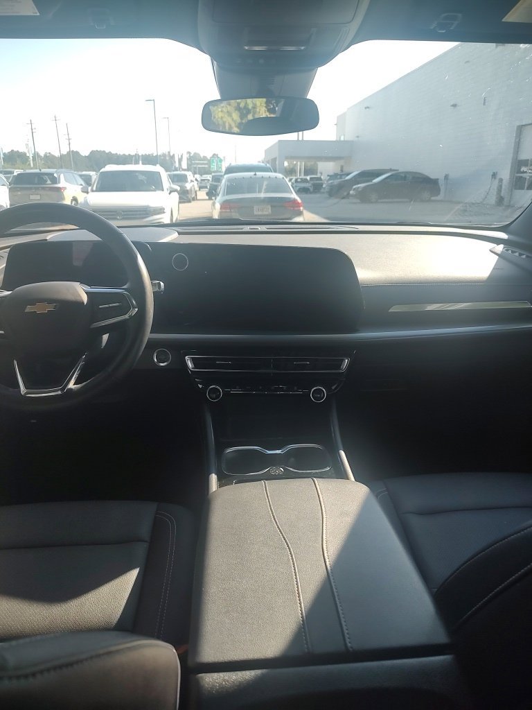 Used 2025 Chevrolet Traverse LT FWD image 7