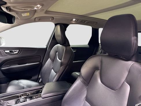 Used 2019 Volvo XC60 T5 Momentum w/ Premium Package image 23
