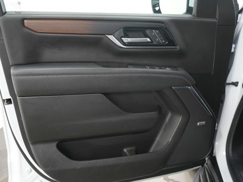 Used 2025 GMC Yukon Denali AWD/4WD image 24