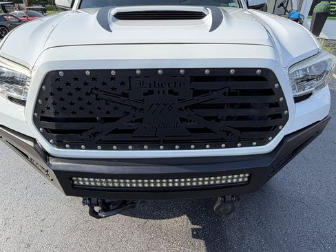 Used 2017 Toyota Tacoma TRD Sport w/ Tow Package (A/T) AWD/4WD image 10