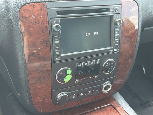 Used 2011 Chevrolet Suburban LTZ RWD image 28