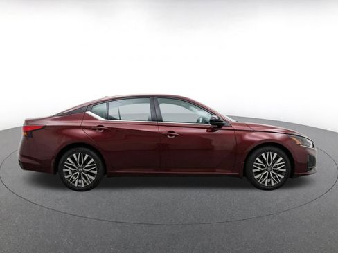 Used 2025 Nissan Altima 2.5 SV FWD image 10
