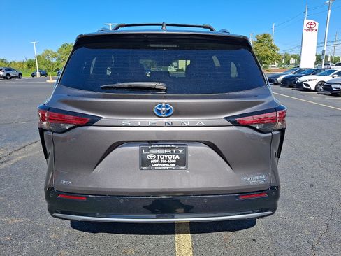 Used 2024 Toyota Sienna Platinum AWD/4WD image 5