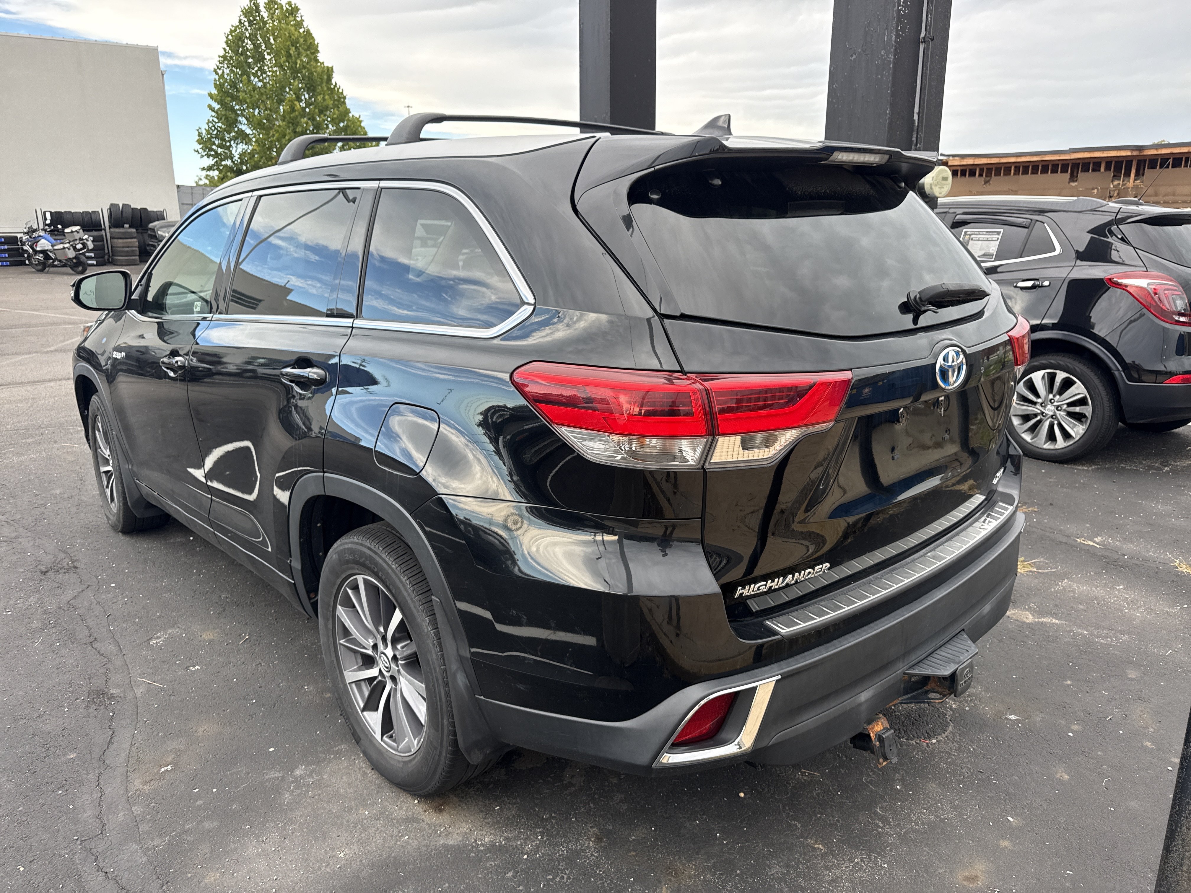 Used 2017 Toyota Highlander XLE AWD/4WD image 2