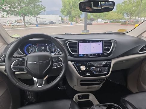 Used 2023 Chrysler Pacifica Touring-L FWD image 22