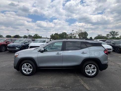 Used 2023 GMC Terrain SLE w/ Driver Convenience Package FWD image 9