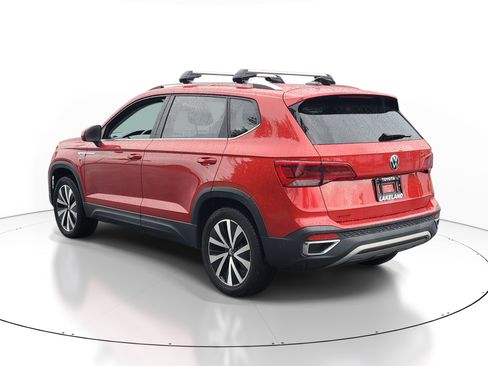 Used 2024 Volkswagen Taos SE w/ Panoramic Sunroof Package FWD image 5