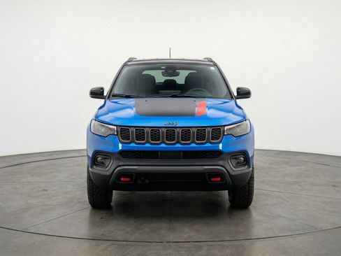 Used 2025 Jeep Compass Trailhawk AWD/4WD image 2