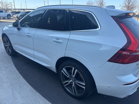 Used 2019 Volvo XC60 T5 Momentum w/ Multimedia Package image 3