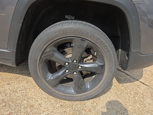 Used 2023 Jeep Grand Cherokee Altitude AWD/4WD image 13