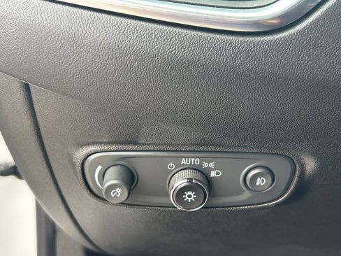Used 2022 Chevrolet Equinox Premier FWD image 15