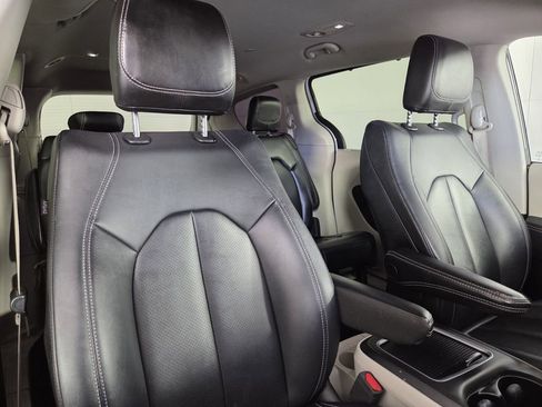 Certified 2024 Chrysler Pacifica Touring-L image 27