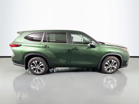 Used 2023 Toyota Highlander XLE AWD/4WD image 8