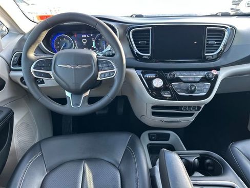 Used 2024 Chrysler Pacifica Touring-L image 15