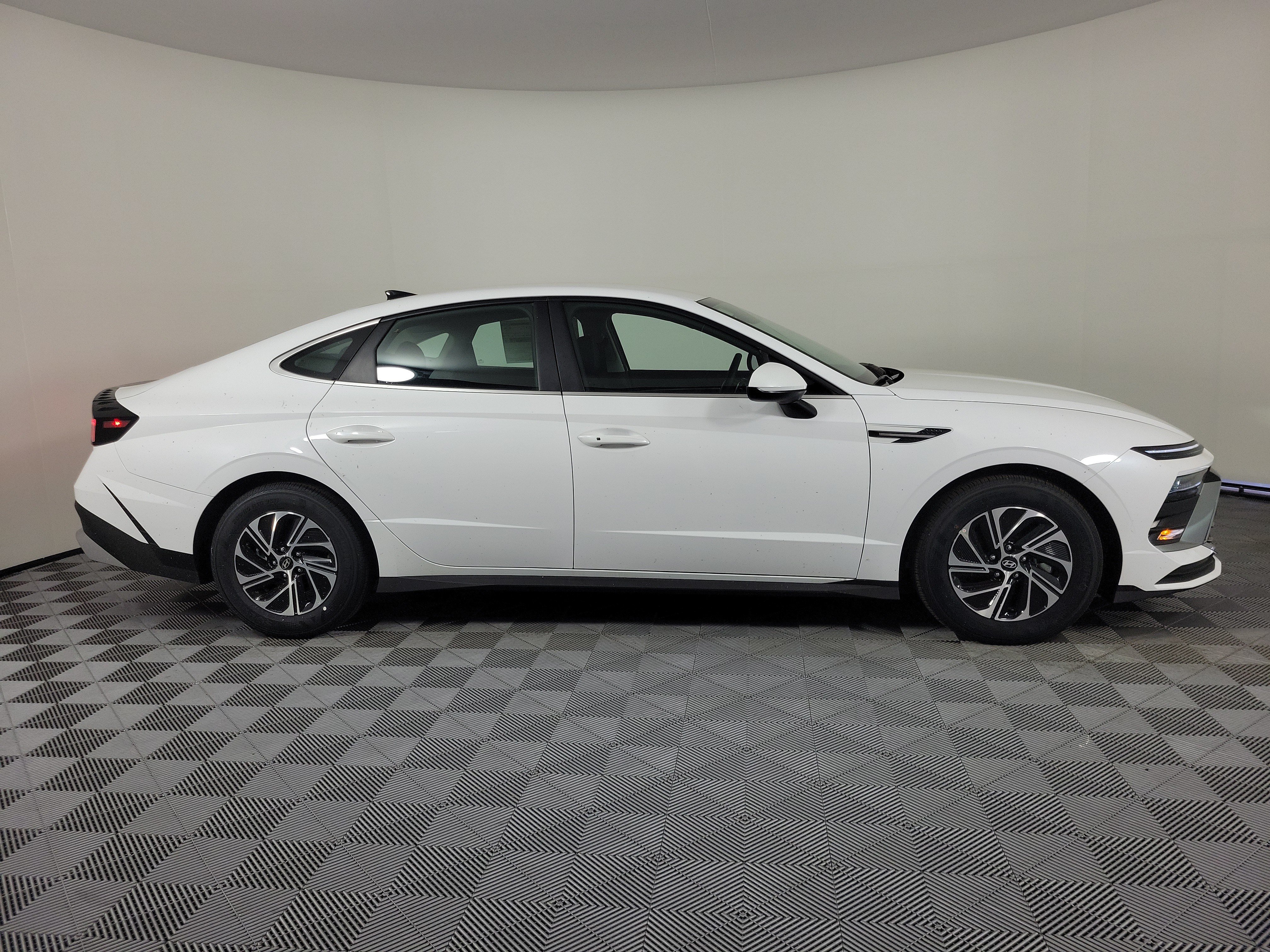 New 2026 Hyundai Sonata Blue FWD image 2