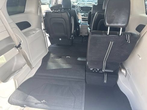 Used 2024 Chrysler Pacifica Touring-L FWD image 26
