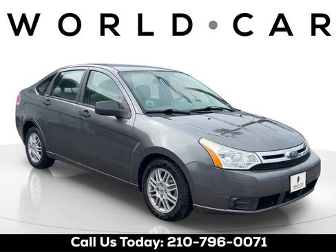 Used 2010 Ford Focus SE image 1
