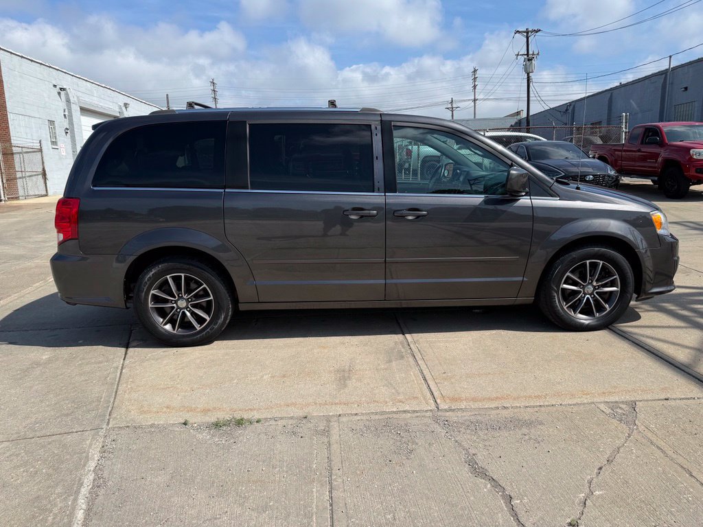 Used 2017 Dodge Grand Caravan SXT w/ Rear Park Assist Package FWD image 5