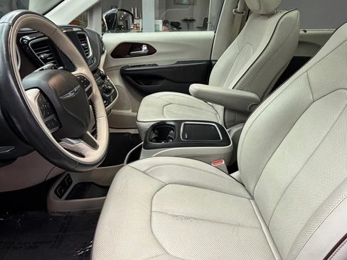 Used 2020 Chrysler Pacifica Limited FWD image 12