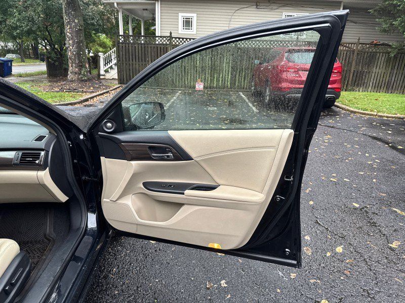 Used 2017 Honda Accord EX-L image 11