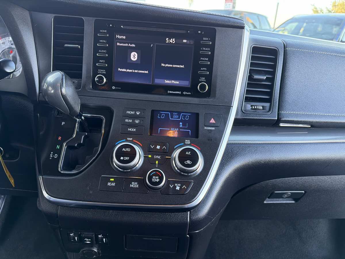 Used 2018 Toyota Sienna SE FWD image 22