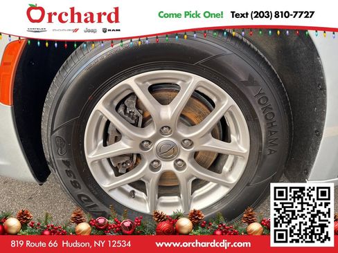 Used 2023 Chrysler Pacifica Touring image 10