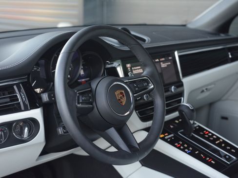 Certified 2026 Porsche Macan AWD/4WD image 4
