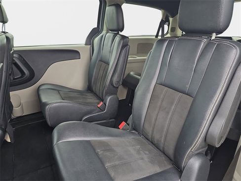 Used 2019 Dodge Grand Caravan SXT image 17