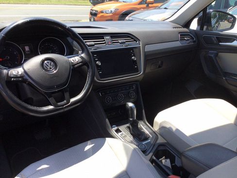 Used 2018 Volkswagen Tiguan SEL AWD/4WD image 18