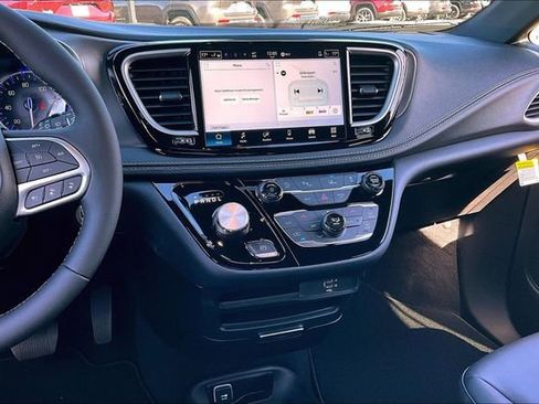 New 2026 Chrysler Pacifica Select image 8