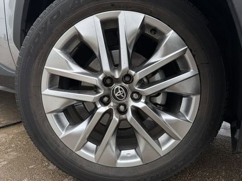 Used 2021 Toyota RAV4 XLE Premium FWD image 10