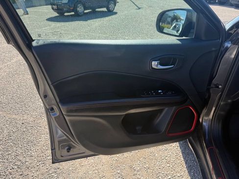Used 2019 Jeep Compass Trailhawk w/ Leather Interior Group AWD/4WD image 9