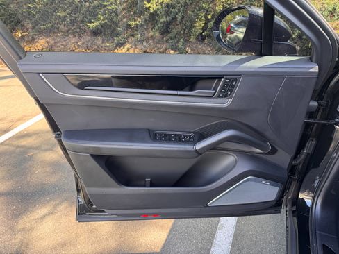 Used 2025 Porsche Cayenne Turbo GT image 28