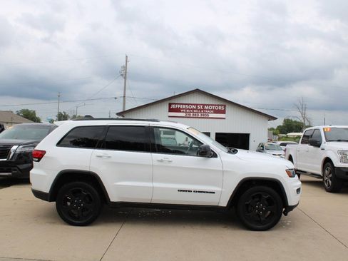 Used 2018 Jeep Grand Cherokee Laredo AWD/4WD image 1