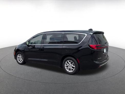 Used 2024 Chrysler Pacifica Touring-L FWD image 10
