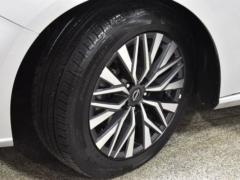 Used 2024 Nissan Altima 2.5 SV image 11